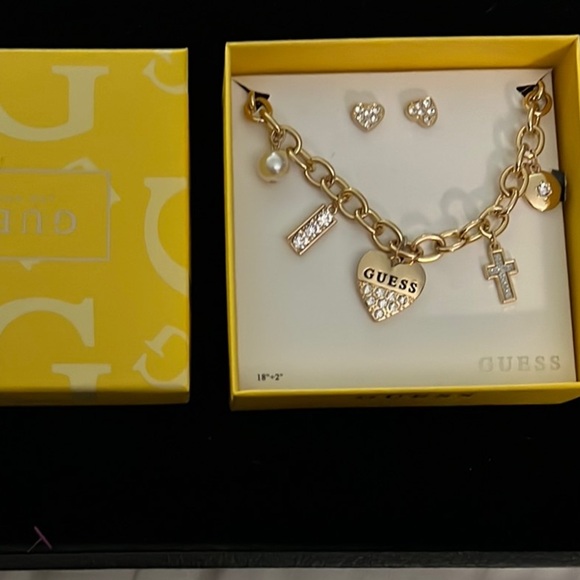 Guess Gold Bracelet with Crystal Accents new in a box - Picture 2 of 2